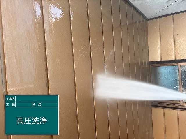 仙台市若林区で高圧洗浄後に下塗り・中塗り・上塗りを行った外壁塗装と軒天塗装
